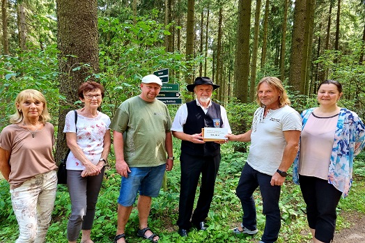 „Spendenübergabe im Buchholzer Wald“ / Foto: Annett Flämig