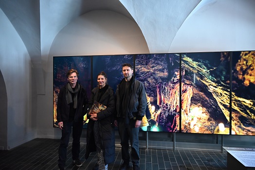 Künstler Eifler, Wedemeyer, Tolmachev vor Videoinstallation im Erzgebirgsmuseum