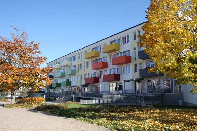 Die zu einem Wohn- und Geschäftsgebäude umgebaute ehemalige Mittelschule bietet moderne Wohnungen 