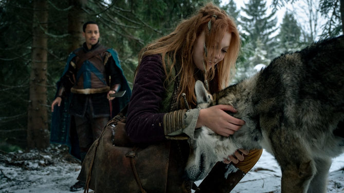 Zottelhaube (Charlotte Krause) und ein Wolf verbindet ein Geheimnis.